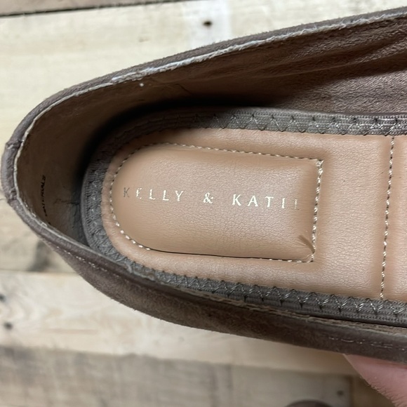 Kelly & Katie size 8.5M Taupe Colored Bexley Loafers with Chain Accent - Picture 2 of 7